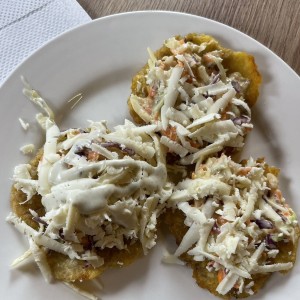 Patacones con Ensalada Rallada