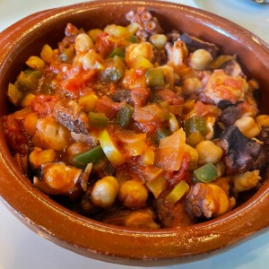 Pulpo con Garbanzos en Salsa Roja