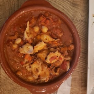 Pulpo con Garbanzos en Salsa Roja