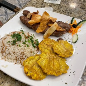 Cordero con arroz de almendras y patacones