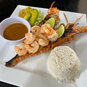 Langosta coronada con camarones y arroz Coco