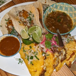 Tacos de birria y al pastor