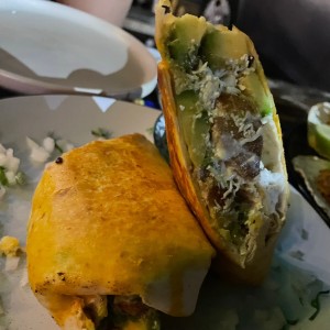 Burrito de Pollo y Aguacate // Chicken and Avocado Burrito