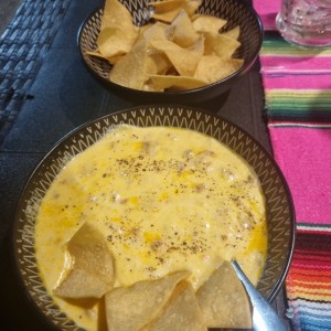 Queso fundido con chorizo