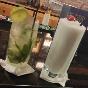 mojito y bebida de coco 