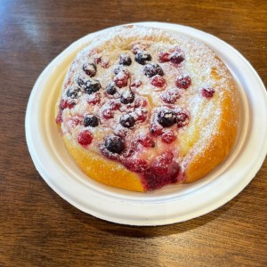 Brioche con Crema Pastelera y Frutos Rojos