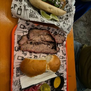 1/4 lb Brisket y un choripan