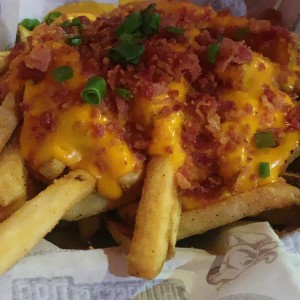 Papas con bacon y cheddar