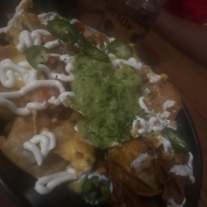 MAIN DISHES - NACHOS CON FLOW