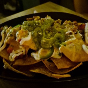 MAIN DISHES - NACHOS CON FLOW