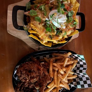 Nachos y chicken fingers