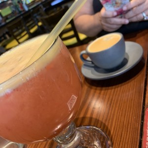 Jugo de naranja con fresas