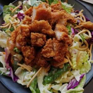 Ensalada Oriental de pollo apanado