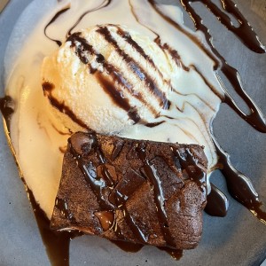 Brownie con helado