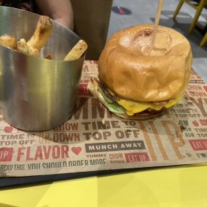 Hamburguesa con papas fritas