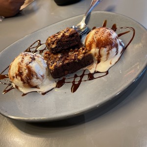 Fudge brownie sundae