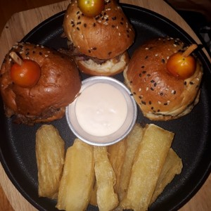 Sliders de Brisket con yuca frita