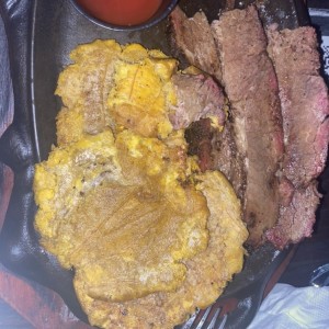 Brisket con patacones 