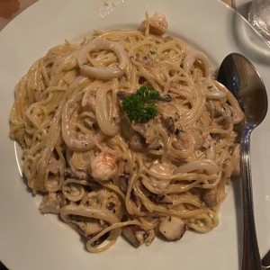 spaghetti di mare con salsa blanca