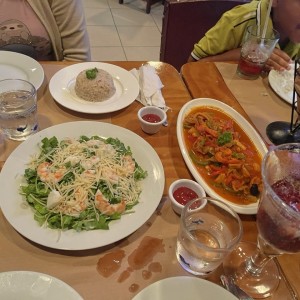 Ensalada de rugula, arroz con coco, salteado mariscos