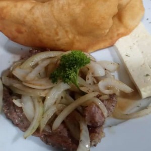 Bistec encebollado