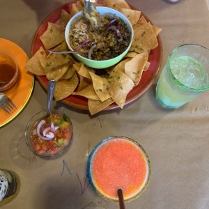 Nachos con queso fundido/Margarita de la abuela, chelada