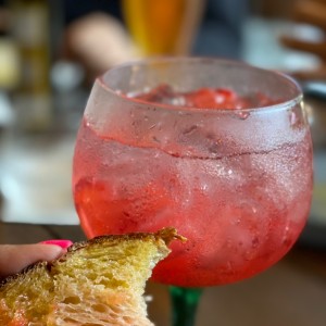 Pan con tomate y gin con frutos rojos