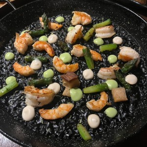 Arroz Negro de Torrezno y Camarones