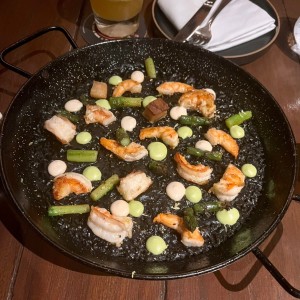 Arroz Negro de Torrezno y Camarones