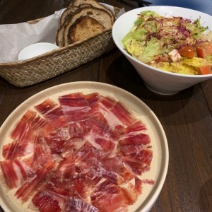 Pan de masa madre, jamon y ensalada crocante