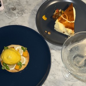 tarta vasca y helado de mango