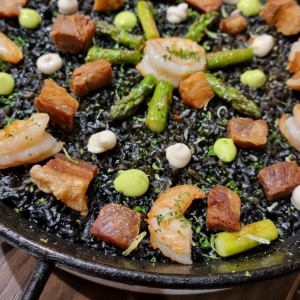 Arroz Negro de Torrezno y Camarones