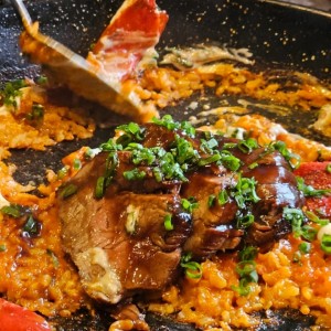 Arroz Negro de Torrezno y Camarones