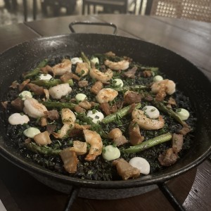 Arroz Negro de Torrezno y Camarones