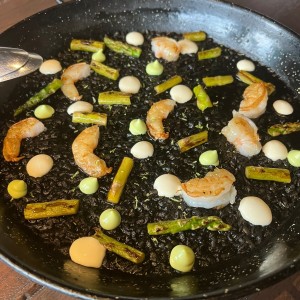 Arroz Negro de Torrezno y Camarones (sin torrezno)