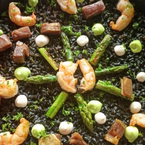 Arroz Negro de Torrezno y Camarones