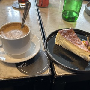 Tarta vasca y capuccino