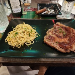 Rib eye con pasta al olio