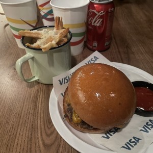 Burger papitas y coca cola