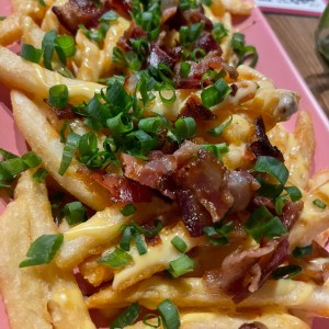 Papitas con queso y bacon