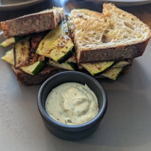 tostada de vegetales con dip de eneldo