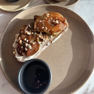 Tosta de pera con dip de queso feta, almendras y miel 