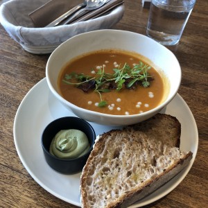 Sopa de tomate con berenjena