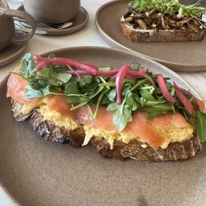 Tosta de salmon con huevo 