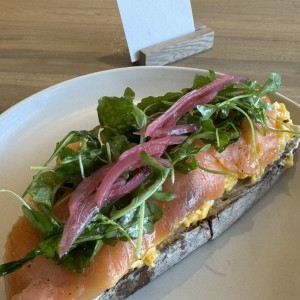 Tosta de Huevos con Salmón