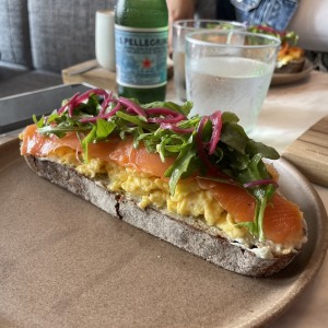 Tostada con huevos revueltos y salmon ahumado