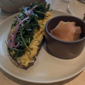 Tosta de Huevos con Salmón