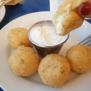 Croquetas con queso y tzaziki