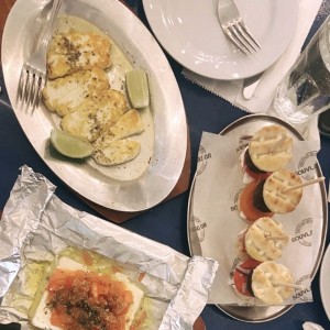 queso feta frito, queso fera picante y mini hamburguesas 