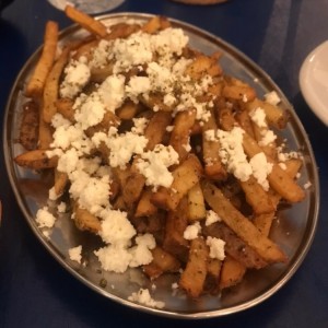 Papas fritas con queso feta